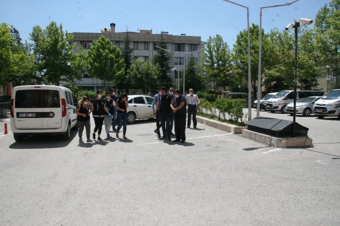 ‘Kasık Masajı Yapılır’ İlanını Gören Polis Fuhuş Operasyonu Yaptı