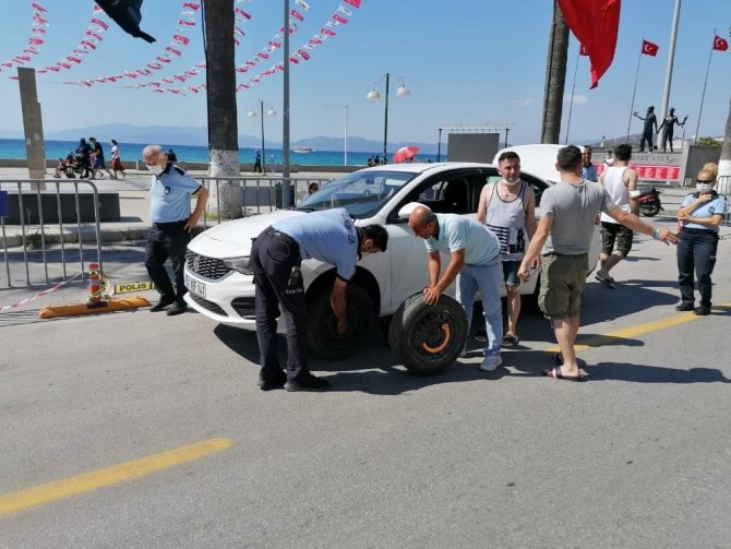 Lastiği Patlayan Bayan Tatilcinin Yardımına Zabıta Ekipleri Koştu