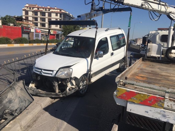 Direksiyon Hakimiyetini Kaybedince Bariyerlere Çarptı