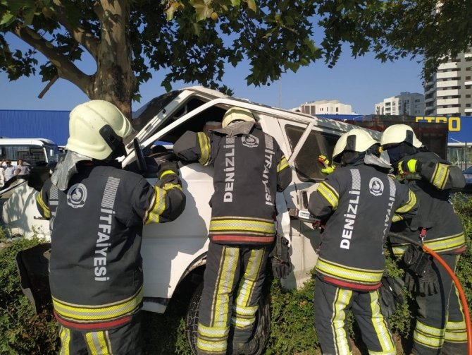 Hafif Ticari Araç Ağaca Çarparak Durabildi: 2 Yaralı