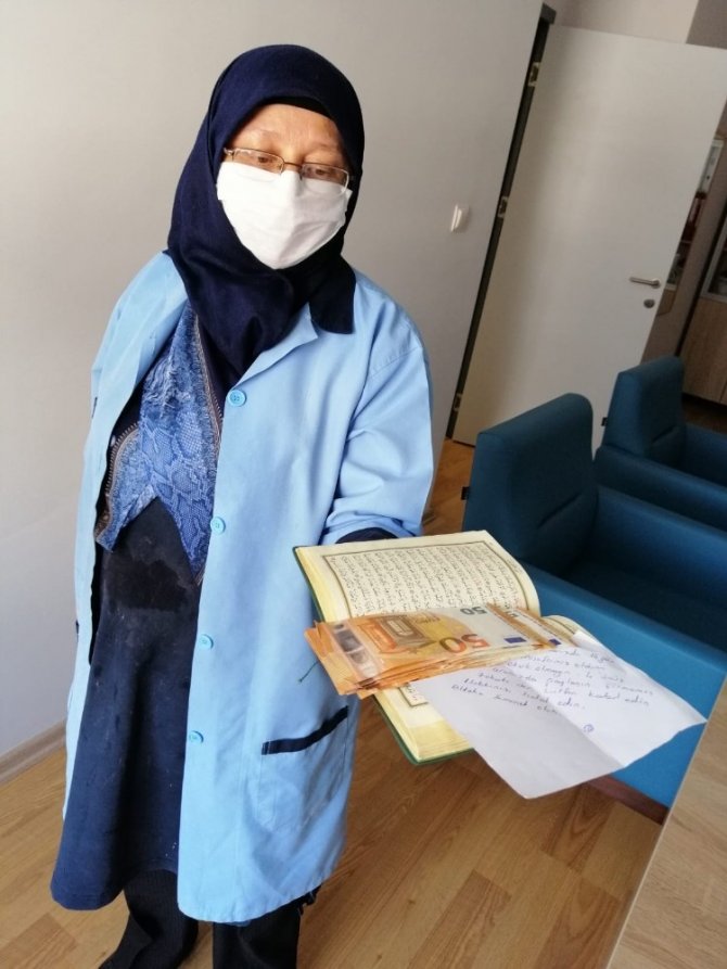 Karantina İçin Odalarında Kaldığı Öğrenciler İçin 400 Euro Bırakmış