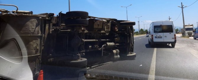 Milas’ta Çöp Kamyonu Devrildi, İki Kişi Yaralandı