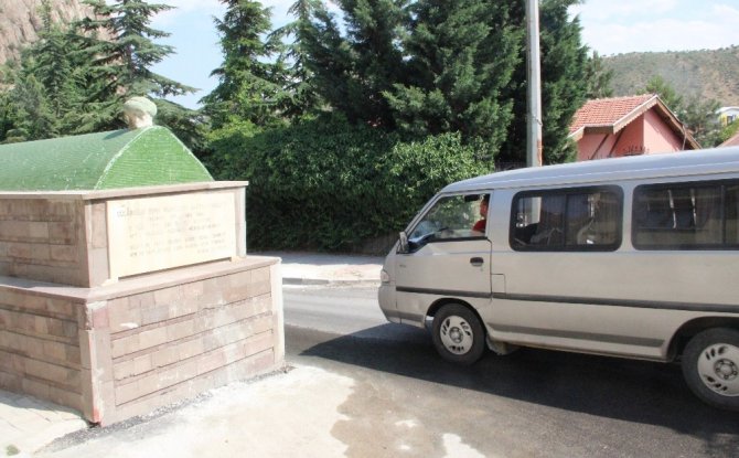 60 Yıldır Yol Ortasında Duran Türbenin Gizemi