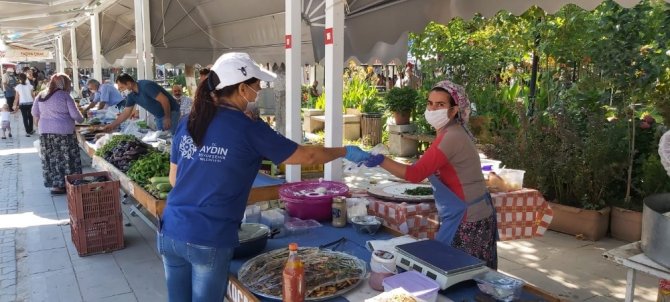 Büyükşehir, Pazar Yerlerinde Maske Ve Dezenfektan Dağıtımını Sürdürüyor