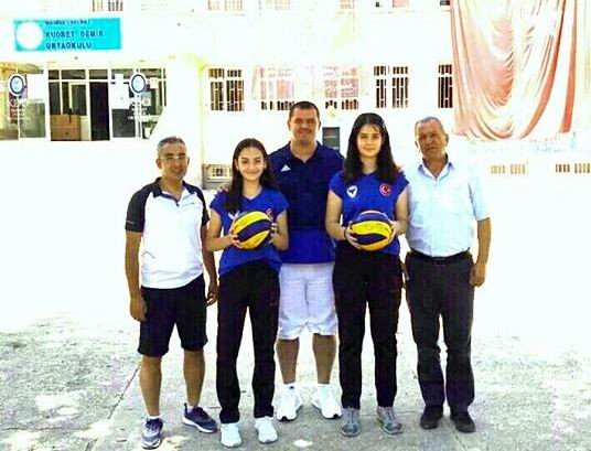 Salihli, Voleybol Lisesine 2 Öğrenci Gönderdi