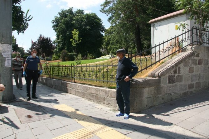 İnatçı Korona Şüphelisi ‘Polis Ceza Yazacak’ Sözünü Duyunca Ambulansa Böyle Bindi