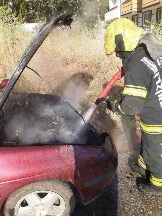Park Halindeki Otomobilde Yangın Çıktı