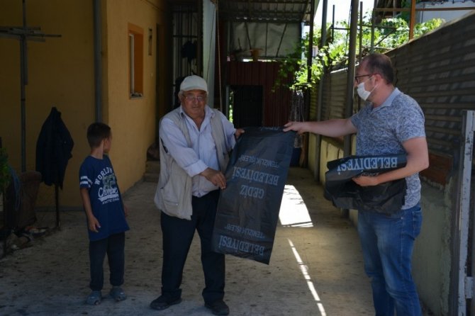 Gediz’de Ücretsiz Kurban Poşeti Dağıtıldı