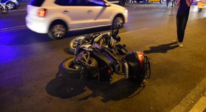 İzmir’de Trafik Kazası: 1’i Polis 2 Yaralı