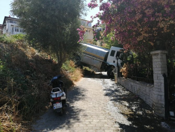 Freni Tutmayan Su Tankeri Evin Bahçesine Uçtu