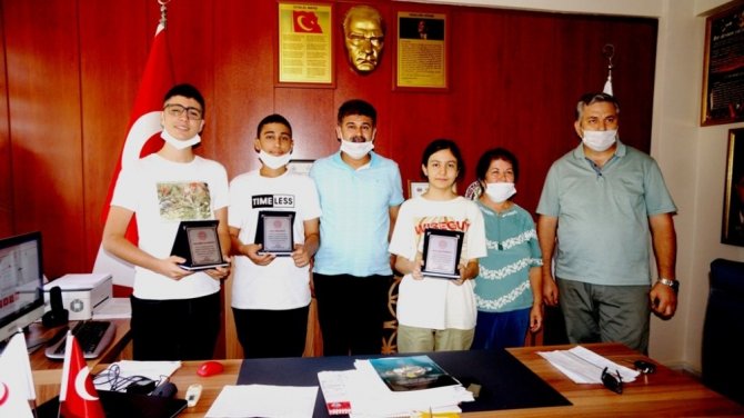 Sarıgöl’de Lgs‘de Başarılı Öğrencilere Plaket