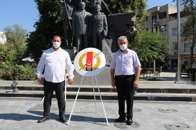 Sökeli Gazeteciler 24 Temmuz Nedeniyle Çelenk Sundu