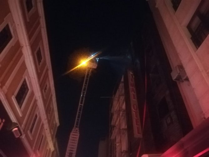 İzmir’de Korku Dolu Anlar: 5 Katlı Otelde Yangın Çıktı