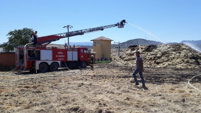 Saman Yığınında Çıkan Yangın Paniğe Neden Oldu