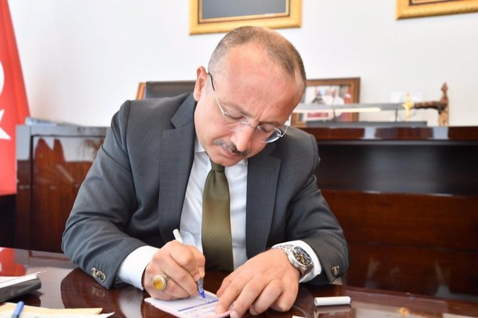 Denizli Valisi Atik, Kurban Bağışında Bulundu