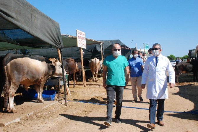 İzmir’de Kurban Satış Yeri Denetimleri Sürüyor