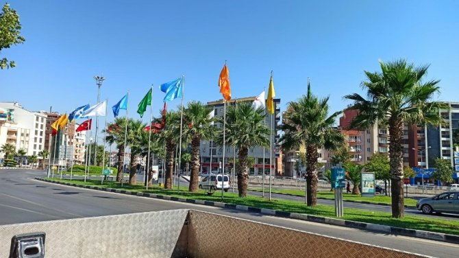 Yse Kavşağı’ndaki Bayraklar Yenilendi