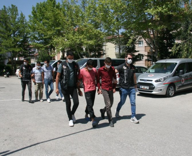 Adliyeye Sevk Edilen Uyuşturucu Zanlısı Babasının Arkasından Böyle Bağırdı: