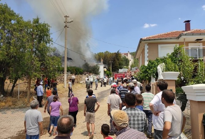 Ahşap Ev Ve Depo Alevlere Teslim Oldu