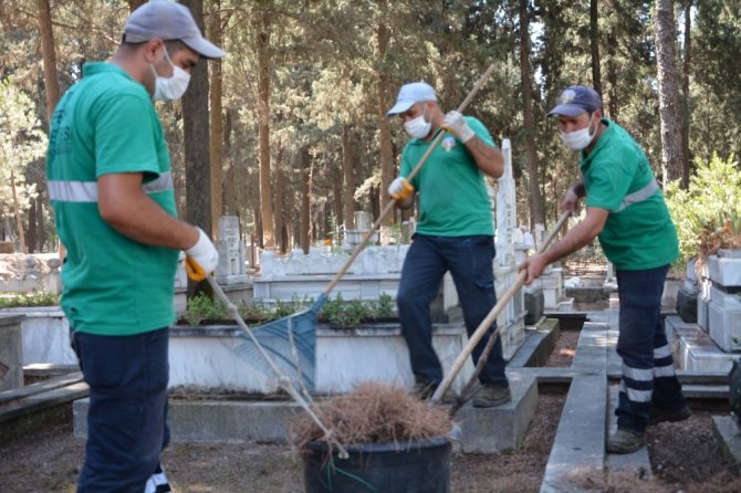 Efeler’de Mezarlıklar Bayrama Hazırlanıyor