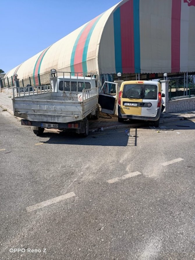 Hafif Ticari Araç İle Kamyonet Çarpıştı: 2 Yaralı