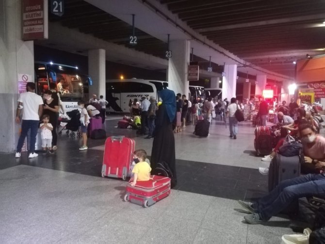 İzmir Otogarı’nda Bayram Öncesi Yoğunluk