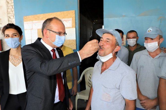 Başkan Akın’dan Belediye İşçilerine Tatlı İkramı