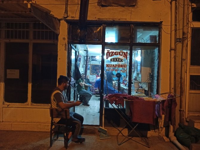 Tıraş Olmakta Gecikenler Bayramı Berber Ve Kuaför Salonlarında Karşıladı