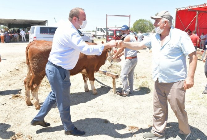 Çiğli Belediyesi Kurban Etlerini İhtiyaç Sahiplerine İletiyor