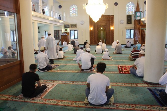 Sosyal Mesafeli Bayram Namazı