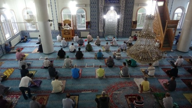 Uşak’ta Sosyal Mesafeli Bayram Namazı