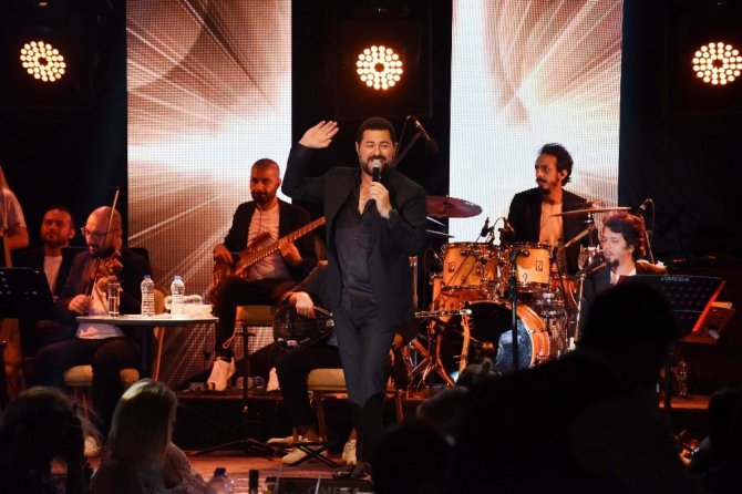 Bayram Coşkusunu Ünlü Sanatçılarla Kutladılar