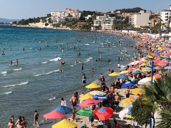 Kuşadası’nda Sıcaktan Bunalan Plaja Koştu