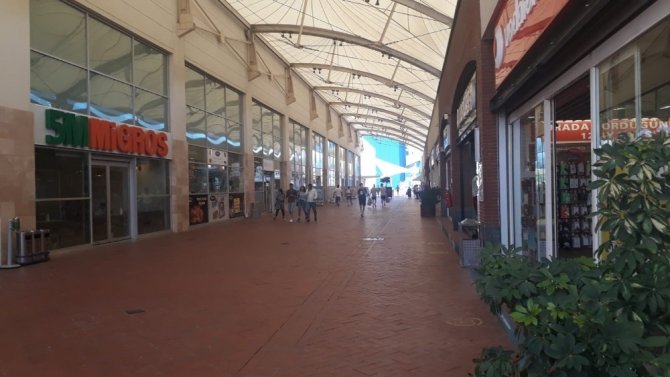 İzmir Avm’lerinde Sessiz Bayram