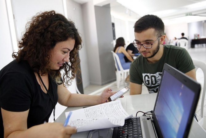 Konak’ta Üniversite Adaylarına Ücretsiz Hizmet