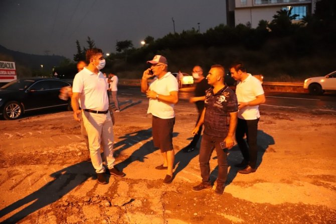 Menderes’teki Yangına Müdahale Devam Ediyor