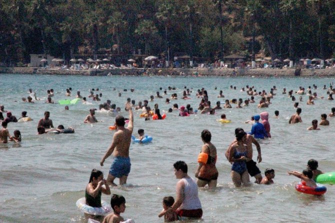 Denizde Yüzecek Yer Kalmayınca Azmak’ta Yüzdüler