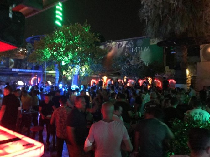 Kuşadası’nda Eğlence Mekanları Doldu Taştı