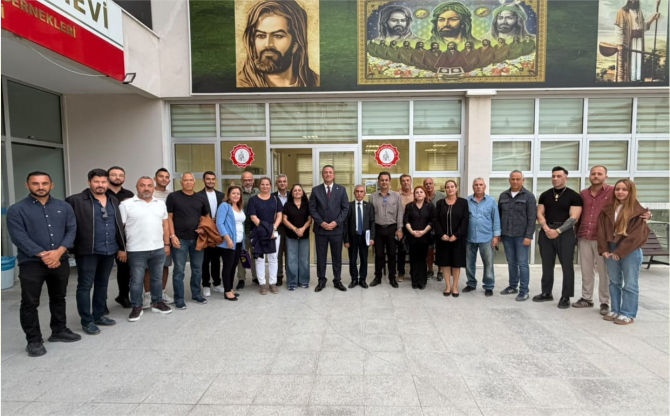 izmir’in-aliaga-ilcesinde-yeni-parti-ilce-baskanligi-icin-duzenlenen-on-secimde-uyelerin-yuzde-73’u-sandik-basina-gitti.2.jpg