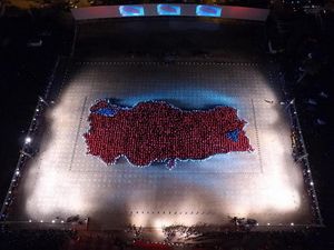 Bayraklı’da 2123 Kişi Zeybek Oynadı Türkiye Haritası Oluşturdu