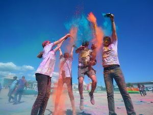 Gençlerin Renklerle Dansı
